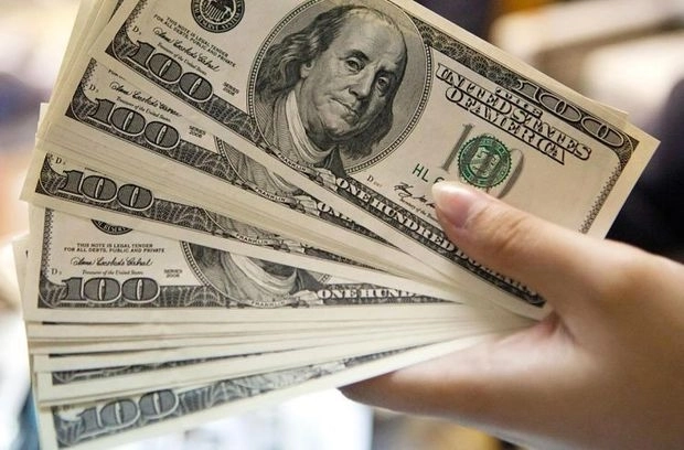 Мошенник пытался обменять фальшивые доллары в банке