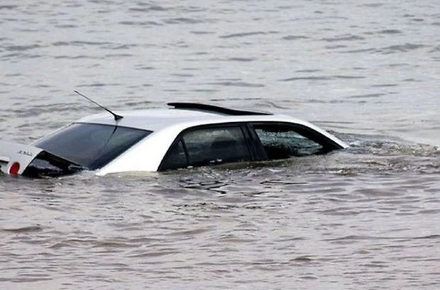 В Саатлы автомобиль упал в водоканал: сотрудники МЧС спасли водителя