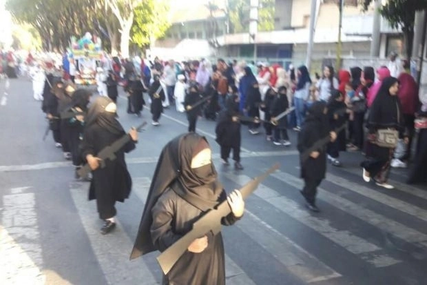 Детсад в Индонезии одел детей в «стиле ИГИЛ» – ВИДЕО