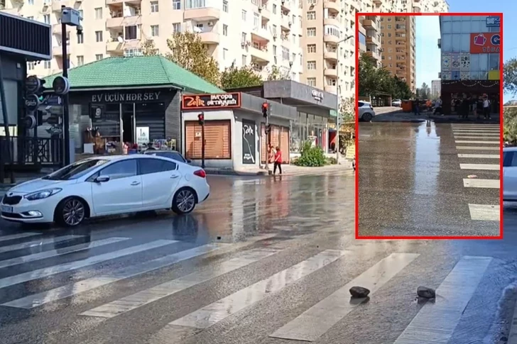 У метро «Ази Асланов» прорвало канализацию: проблема длится уже пять дней