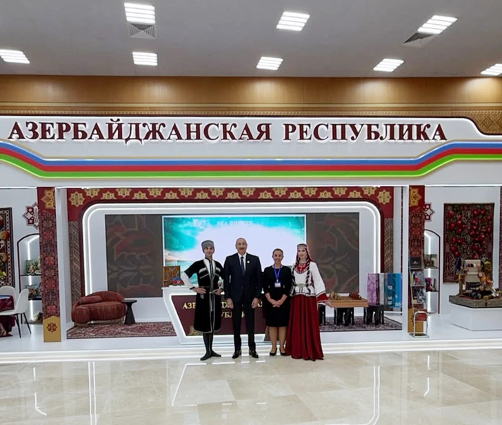 Президент Ильхам Алиев ознакомился в Туркменбаши с национальными стендами стран-участниц СНГ