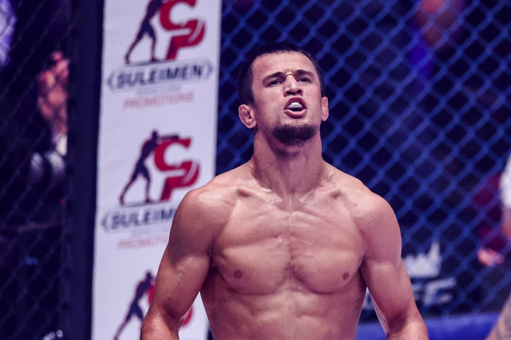 Усман Нурмагомедов «задушил» англичанина в чемпионском бою PFL