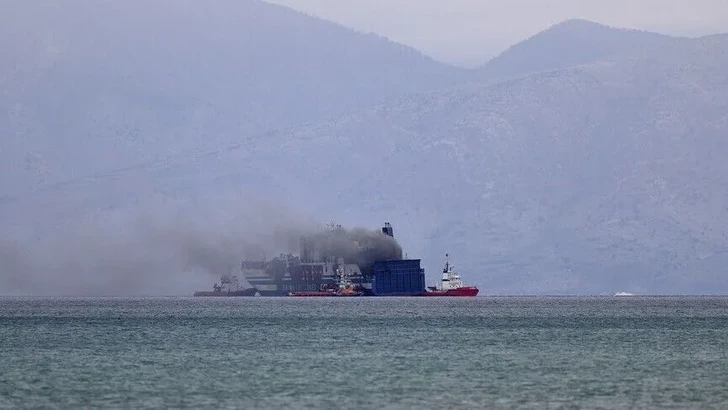 Британские ВМС сообщили об атаке на судно у берегов Омана