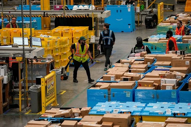 Массовое сокращение в Amazon: 30 000 сотрудников могут потерять работу