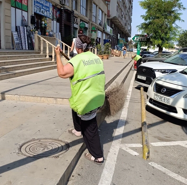 В 40-градусную жару: коммунальщиков привлекли на смену вопреки предупреждениям