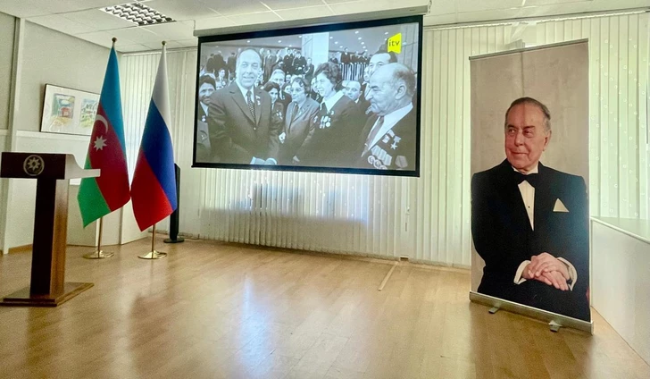 Media.az - Новости Азербайджана - В Екатеринбурге состоялась фотовыставка, посвященная 102-й годовщине со дня рождения Гейдара Алиева