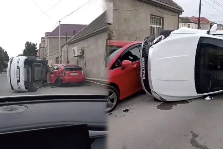 В Баку BYD перевернулся после столкновения с Prius