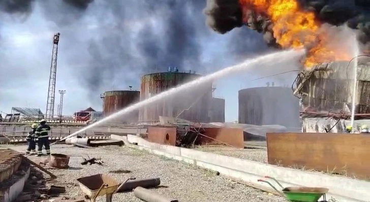 Media.az - Новости Азербайджана - В Баку произошёл пожар в районе нефтяных резервуаров: на месте работают пожарные