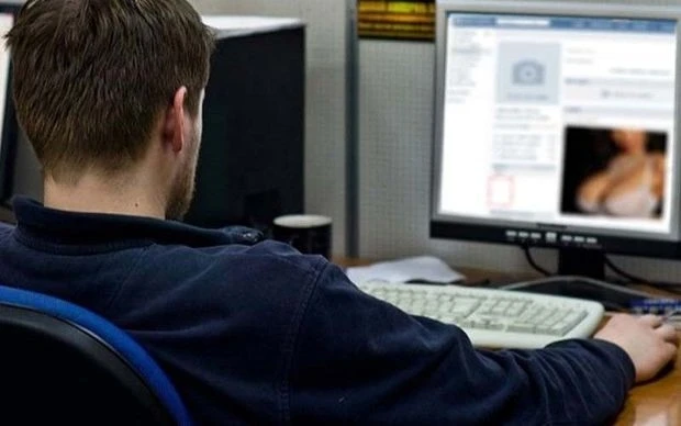 Учительницу отстранили от работы за распространение порно
