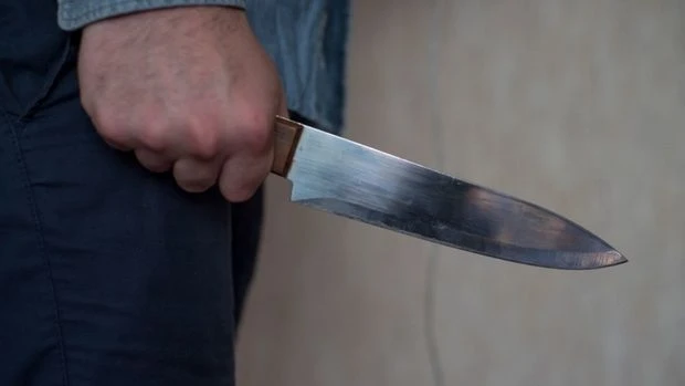В Бакинском метро муж пырнул ножом жену