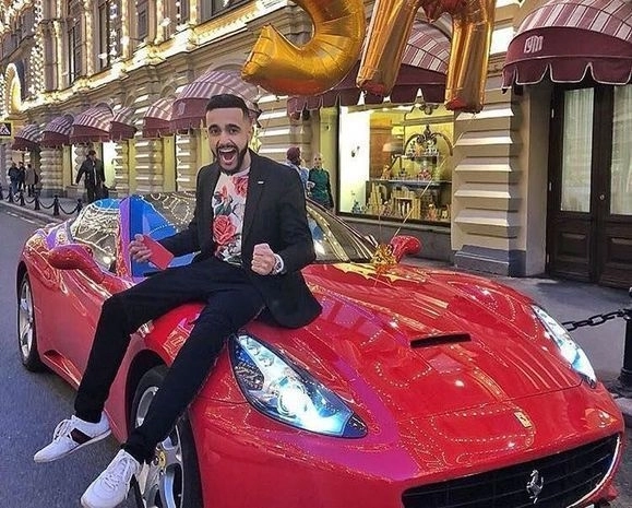 Известный азербайджанец подарит Ferrari своим подписчикам – ВИДЕО