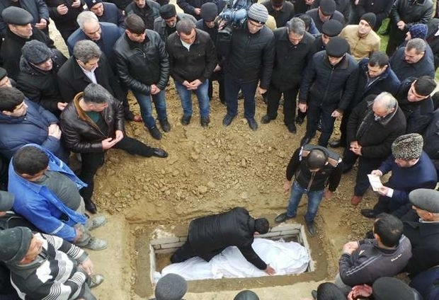 В последний путь без излишеств: Азербайджанцы экономят на похоронах
