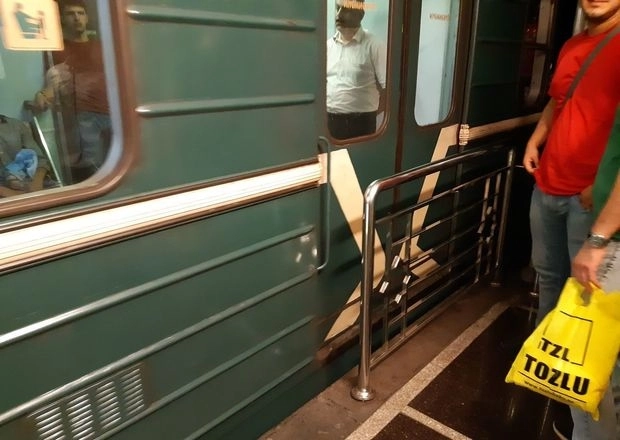 В бакинском метро машинист открыл двери, не доехав до станции – ВИДЕО