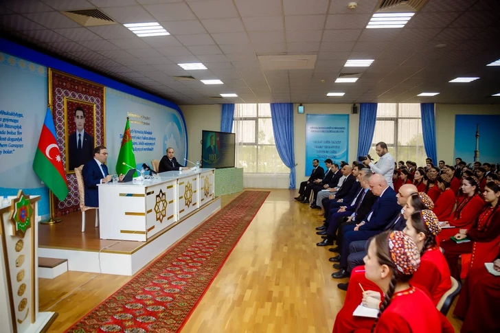 В Туркменистане отметили 103-ю годовщину со дня рождения Гейдара Алиева