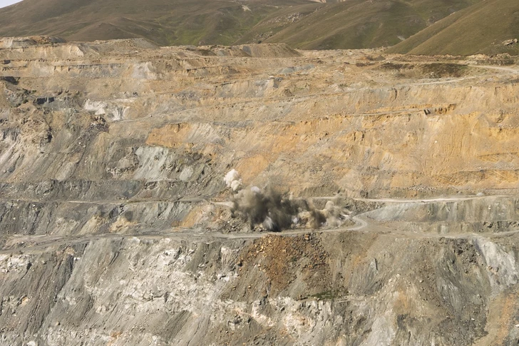 «AzerGold» провел первые буровзрывные работы на месторождении золота «Сёюдлю» (Зод)