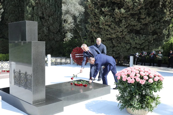 Media.az - Новости Азербайджана - 103 года со дня рождения Зарифы Алиевой: возложены цветы к могиле учёного