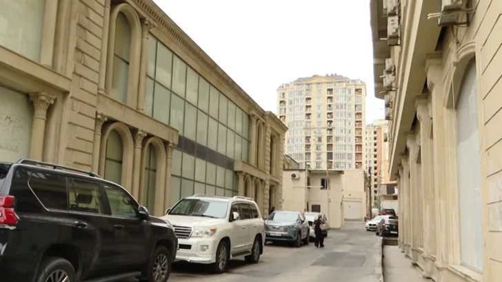 В Баку водителей начали штрафовать за парковку во дворах? В полиции дали разъяснение