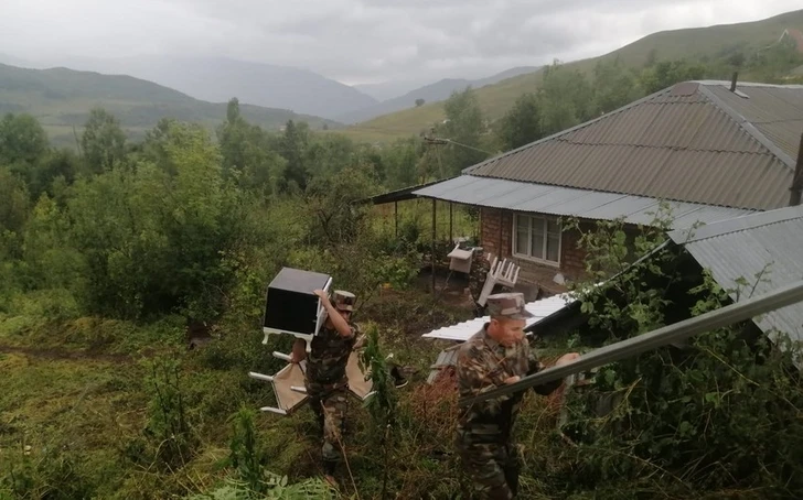 Жителей села Гойдан Исмаиллинского района эвакуирует МЧС