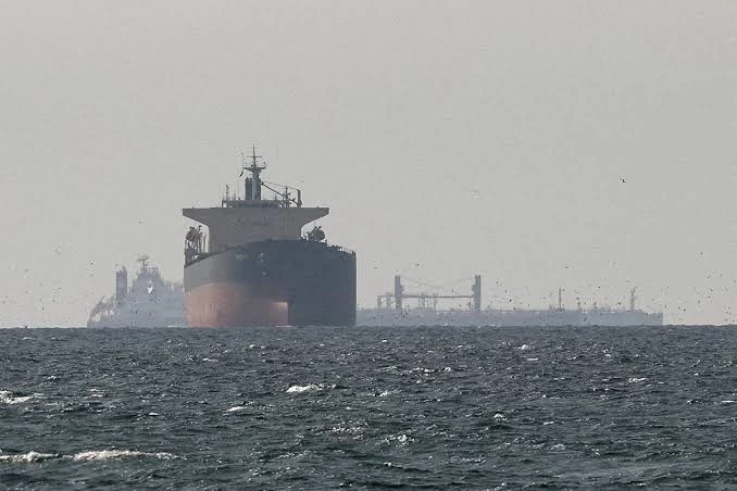 Более 1200 судов на 125 млрд долларов заблокированы в Ормузском проливе