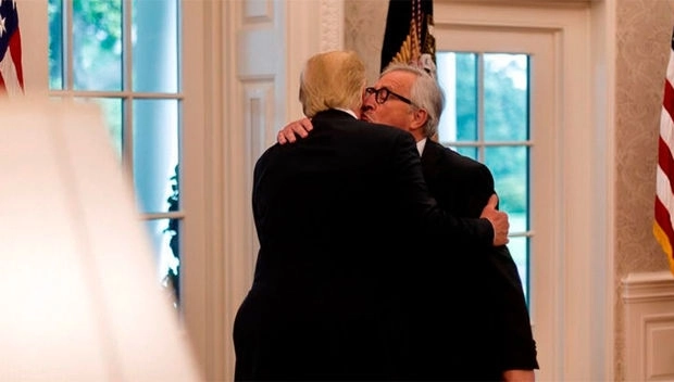 Поцелуй Трампа стал сюрпризом для главы Еврокомиссии