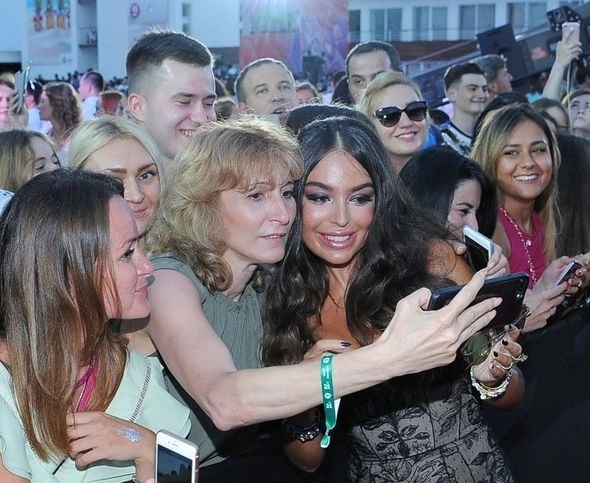 Лейла Алиева на красной дорожке фестиваля «Жара» – ФОТО + ВИДЕО