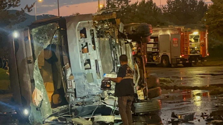 В Турции автобус столкнулся с автоцистерной — десятки пострадавших
