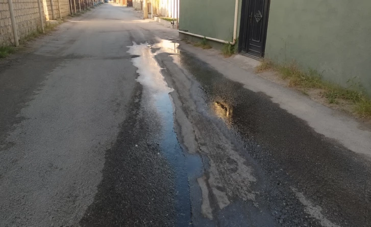 В Баку питьевая вода месяцами течет по улицам, пока жильцы 82 дня страдают от жажды