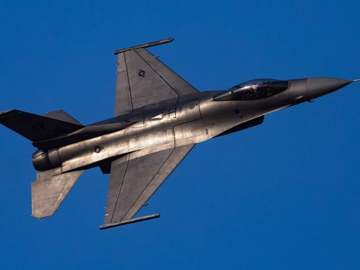 Истребитель F-16 разбился во время тренировочного полета в США