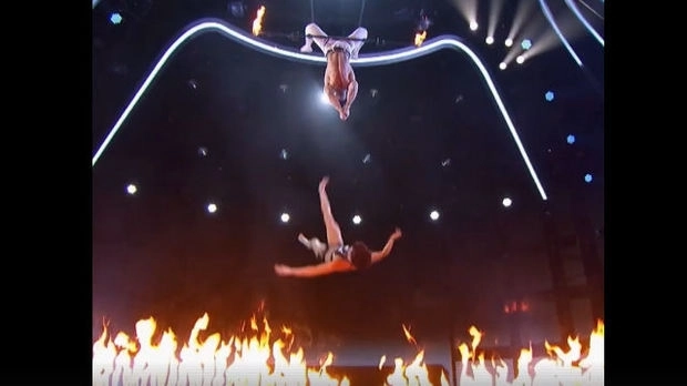 На американском шоу талантов акробатка упала головой в огонь – ВИДЕО