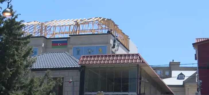 В Баку на крыше детского сада ведётся строительство
