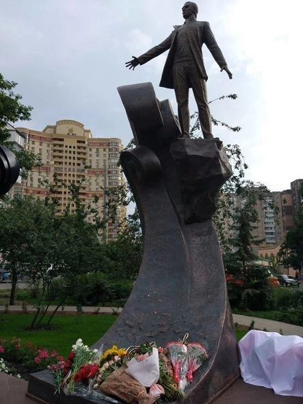 В Киеве открыли сквер и памятник Муслиму Магомаеву – ФОТО