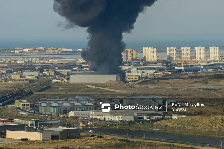 Media.az - Новости Азербайджана - В Локбатане спасатели продолжают тушение пожара и вывоз товаров со склада