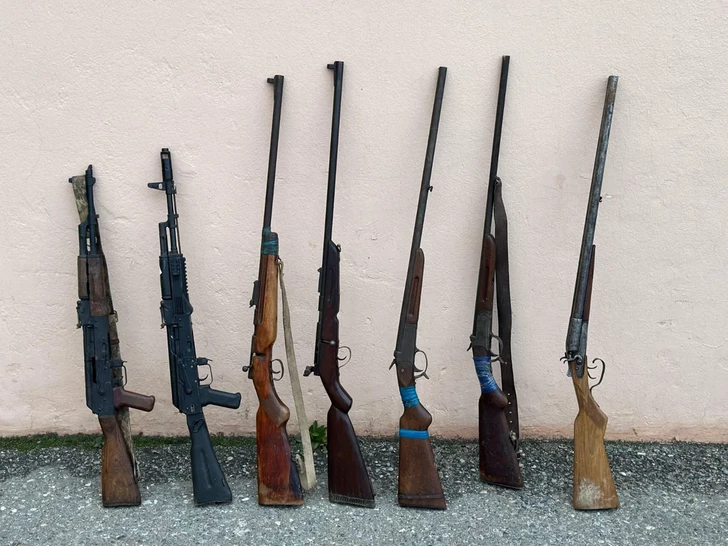 Полиция Азербайджана за сутки изъяла оружие и 1,3 кг наркотических веществ