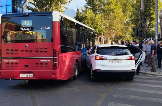 В Гяндже легковушка врезалась в пассажирский автобус