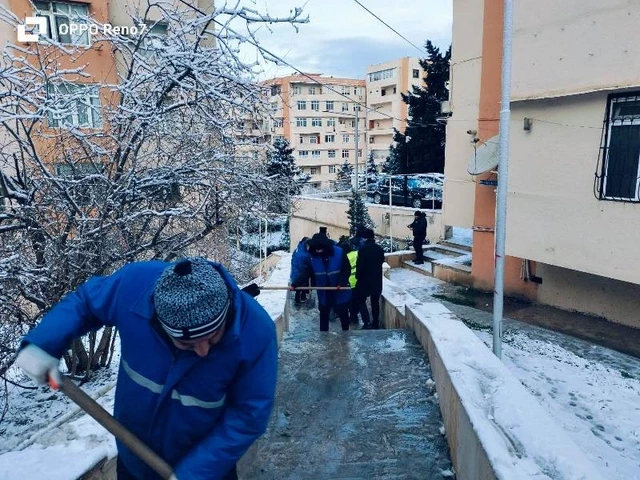 Коммунальные службы Баку работают в усиленном режиме в связи с морозной и снежной погодой