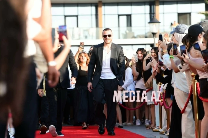 Media.az - Новости Азербайджана - Керем Бюрсин получил именную звезду на Sea Breeze Walk of Fame