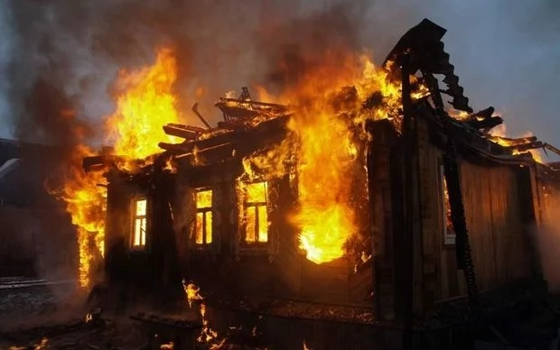 В Уджаре сгорел дом вместе с утварью