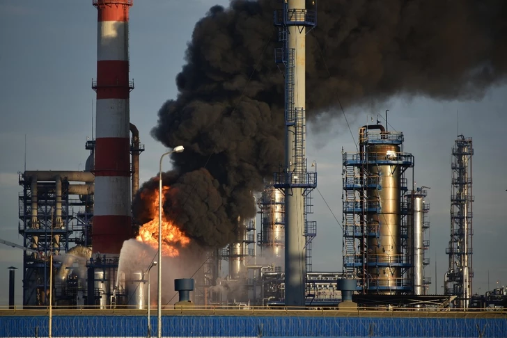 В Хабаровском крае России горит нефтеперерабатывающий завод