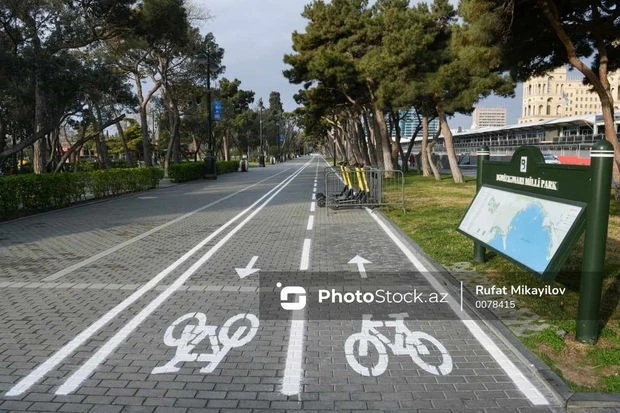 Созданная на бакинском бульваре велосипедная полоса вызвала недовольство граждан