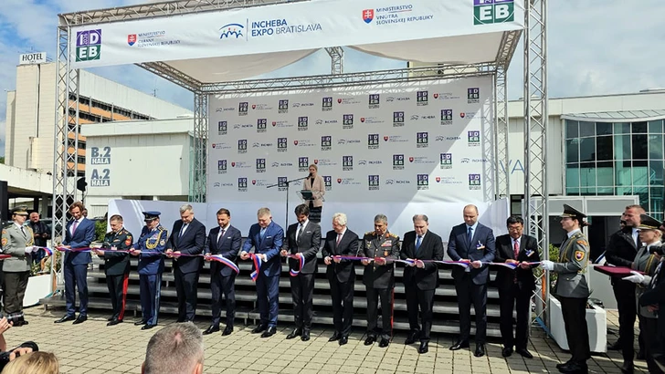 Делегация Азербайджана демонстрирует новейшие оборонные технологии на выставке в Словакии