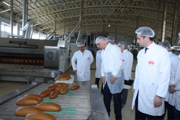 Media.az - Новости Азербайджана - Председатель АПБА ознакомился с производственной линией Bismak