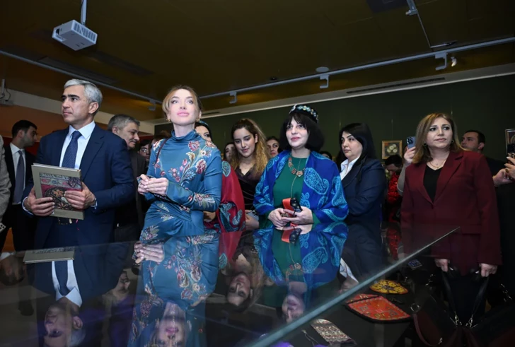 Media.az - Новости Азербайджана - В Национальном музее ковра открылась выставка Нигяр Алиевой