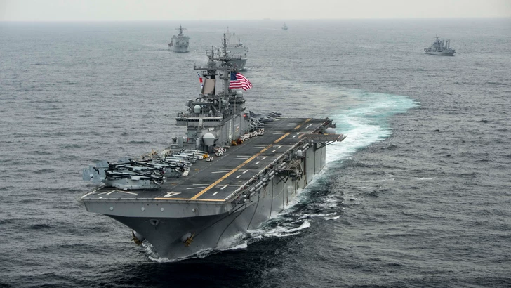 Американский десантный корабль USS Boxer вышел из строя во время операции против Ирана