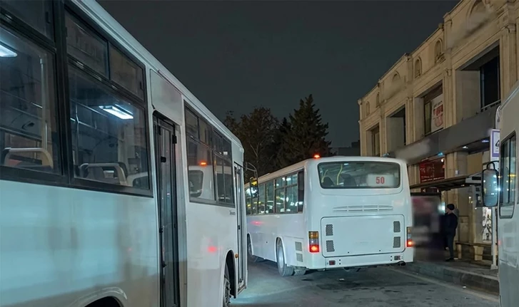 Опасный хаос на остановке в Баку: припаркованные автобусы выталкивают пассажиров на проезжую часть