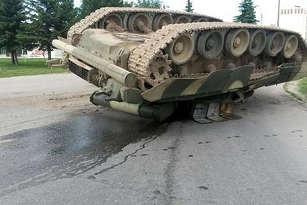 В России после парада перевернулся танк – ВИДЕО