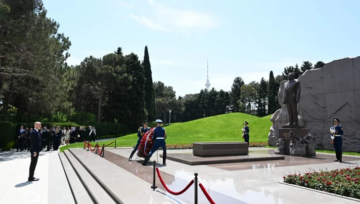 Словацкие парламентарии почтили память Гейдара Алиева на Аллее почетного захоронения