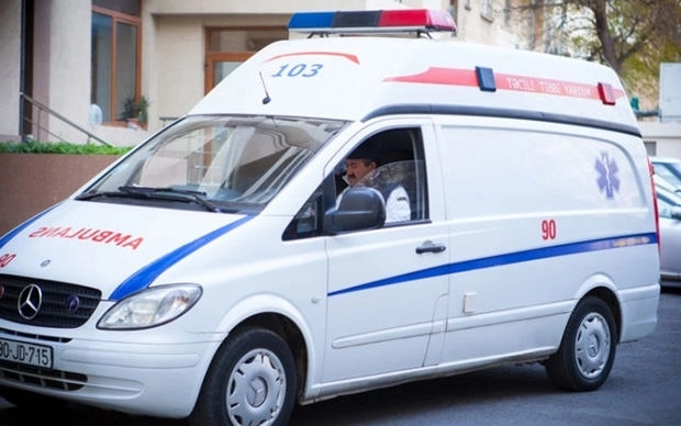 В Баку перевернулась машина скорой помощи – ВИДЕО