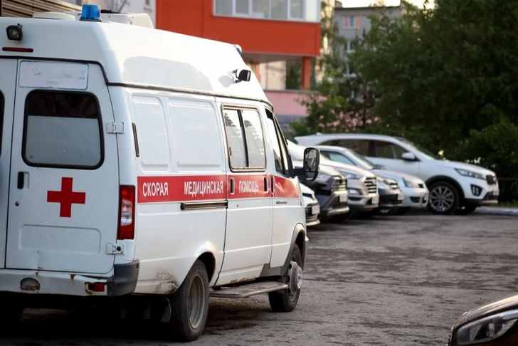 Один человек погиб и трое пострадали при атаках дронов в Курской области России