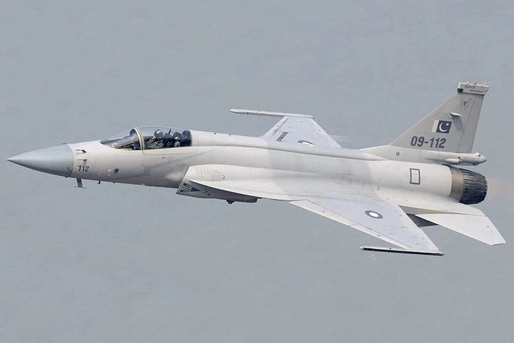 Азербайджан впервые показал многоцелевые истребители JF-17 на параде в Баку