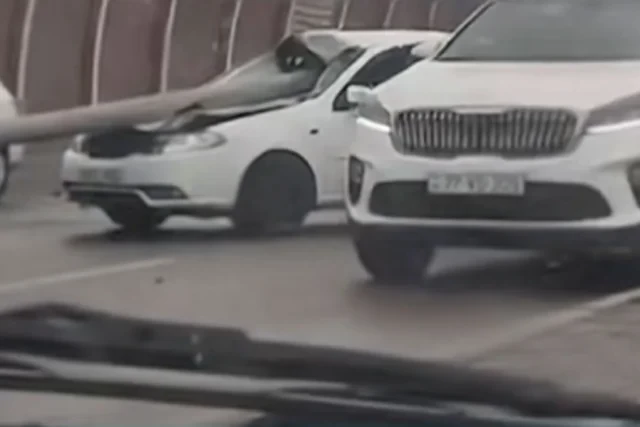 Media.az - Новости Азербайджана - BMW снес столб в Баку: пострадал водитель припаркованного рядом автомобиля